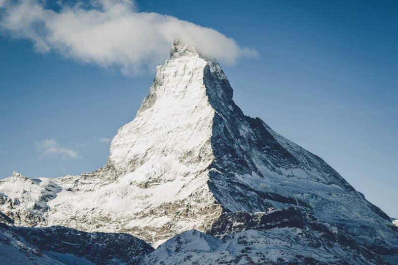 Die Schweiz, offiziell als Confoederatio Helvetica bekannt, ist ein Land in Mitteleuropa, bekannt für ihre atemberaubende Landschaft mit Bergen, Seen und Tälern.