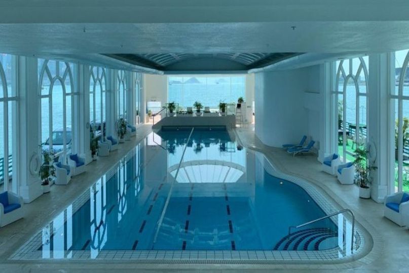 Der Schwimmhallenbau umfasst den Bau von Hallen oder Gebäuden, die zum Schwimmen und anderen Wasseraktivitäten genutzt werden.