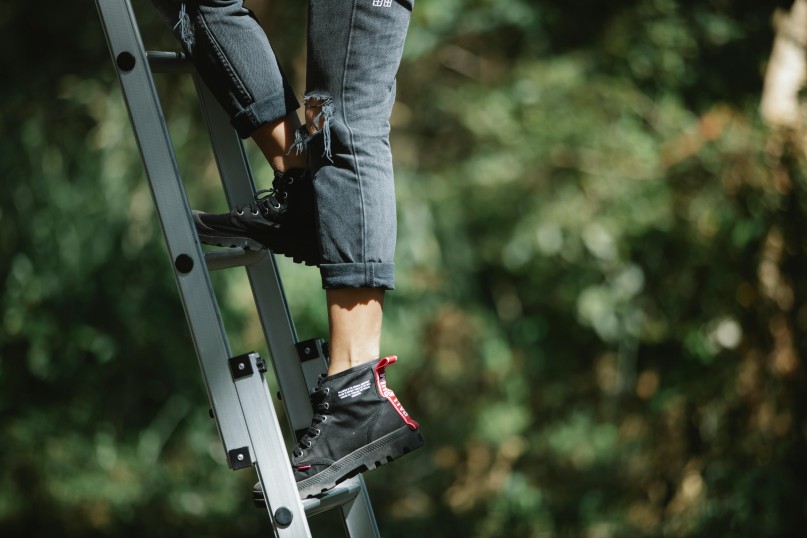 Ein Sicherheitsschuh ist ein speziell konstruiertes Schuhwerk, das entwickelt wurde, um den Fuß des Trägers vor berufsbedingten Gefahren und Verletzungen zu schützen und gleichzeitig ergonomischen Anforderungen zu genügen. Ein Sicherheitsschuh ist ein speziell konstruiertes Schuhwerk, das entwickelt wurde, um den Fuß des Trägers vor berufsbedingten Gefahren und Verletzungen zu schützen und gleichzeitig ergonomischen Anforderungen zu genügen.