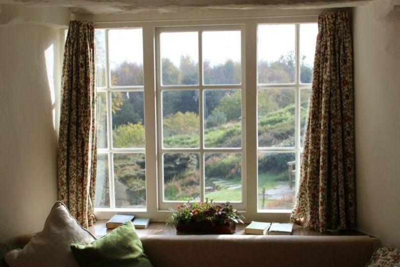 Ein Solarfenster ist eine innovative Fenstertechnologie, die die Funktionalität eines herkömmlichen Fensters mit der Energiegewinnung einer Solarzelle kombiniert.