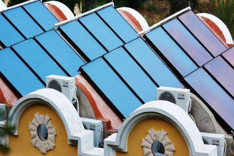 Solarthermie bezieht sich auf die Nutzung von Sonnenenergie zur Wärmegewinnung.