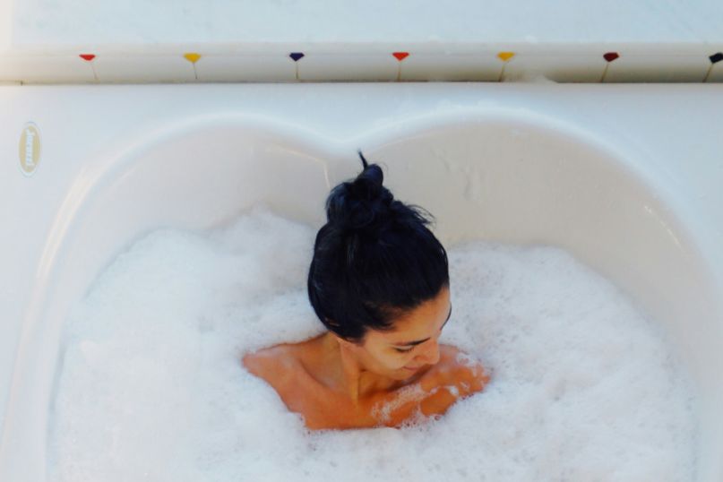 Ein Spacer ist ein Element oder eine Vorrichtung, die verwendet wird, um einen bestimmten Abstand oder eine Lücke zwischen zwei Objekten oder Oberflächen zu schaffen.