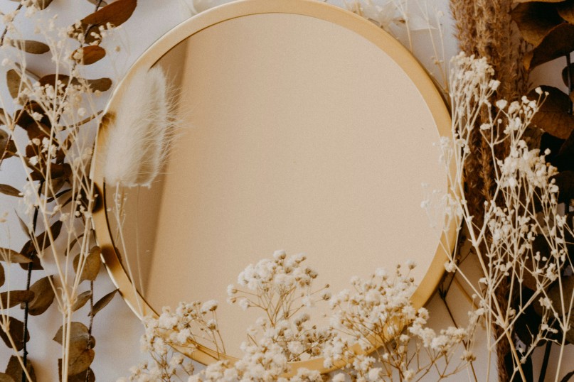 Ein Spiegel ist eine reflektierende Oberfläche, die Lichtstrahlen zurückwirft und dadurch ein Bild erzeugt. Ein Spiegel ist eine reflektierende Oberfläche, die Lichtstrahlen zurückwirft und dadurch ein Bild erzeugt.