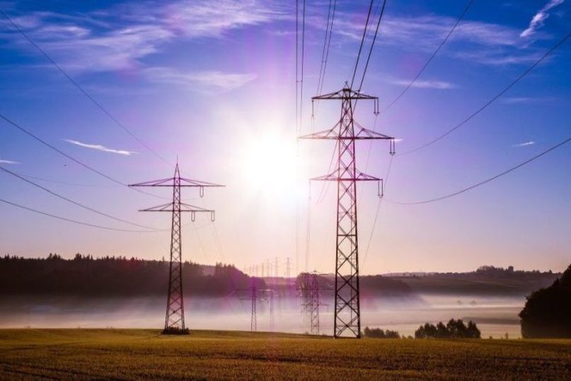 Das Stromnetz ist ein System aus elektrischen Leitungen, Transformatoren und anderen Komponenten, das den Transport von elektrischer Energie ermöglicht.