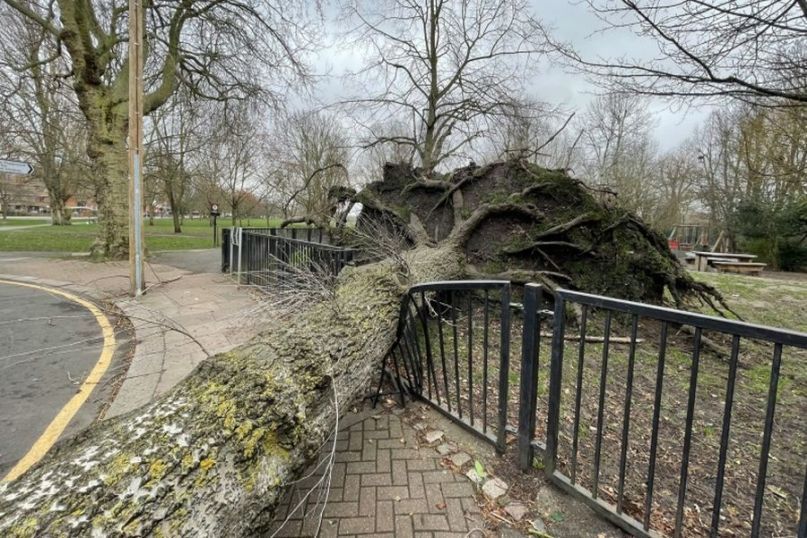 Eine Gefahr bezieht sich auf eine potenzielle Bedrohung oder ein Risiko, das Schaden, Verletzung oder Verlust verursachen kann. Eine Gefahr bezieht sich auf eine potenzielle Bedrohung oder ein Risiko, das Schaden, Verletzung oder Verlust verursachen kann.