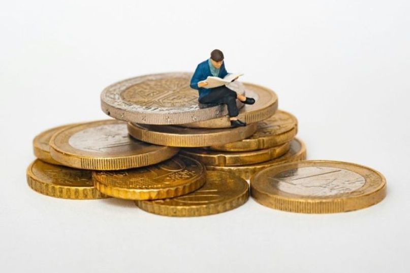 Tagesgeld ist eine flexible und liquide Form der Geldanlage, bei der das eingezahlte Kapital täglich verfügbar ist und zu einem variablen Zinssatz verzinst wird. Tagesgeld ist eine flexible und liquide Form der Geldanlage, bei der das eingezahlte Kapital täglich verfügbar ist und zu einem variablen Zinssatz verzinst wird.