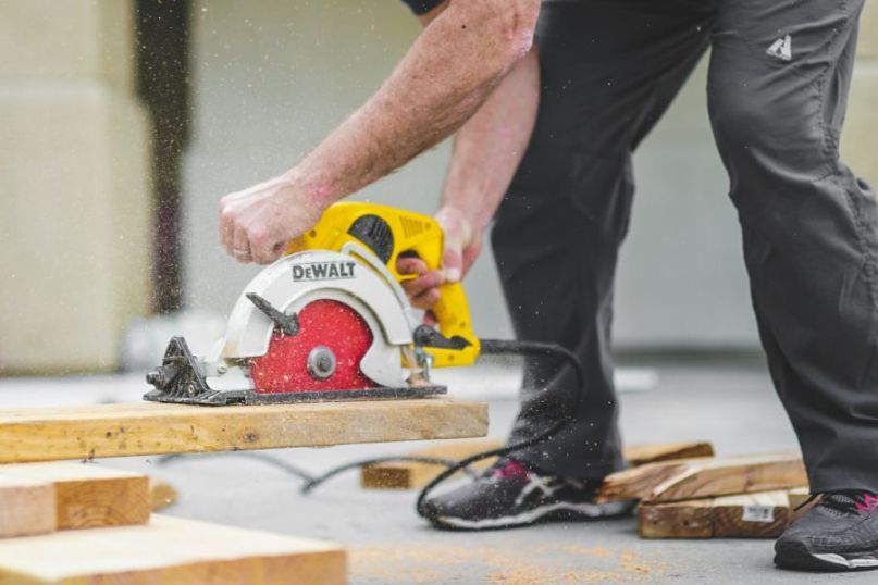 Ein Techniker ist eine Fachkraft, die über spezialisiertes technisches Wissen und praktische Fähigkeiten in einem bestimmten Bereich der Technik oder Technologie verfügt.