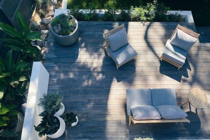 Eine Terrassenplatte ist eine Fliese oder Platte, die speziell für die Verwendung im Außenbereich konzipiert ist.