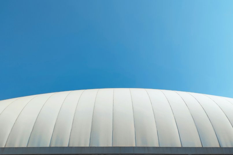 Eine Traglufthalle ist eine spezielle Hallenkonstruktion, die durch leichten &Uuml;berdruck im Inneren stabil gehalten wird.