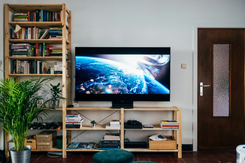 Ein TV-Gerät, oder Fernseher, ist ein elektronisches Gerät, das visuelle und akustische Signale empfängt und Bilder sowie Töne für Unterhaltungszwecke wiedergibt.