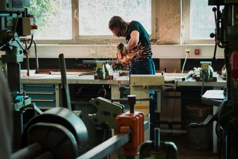 Eine robuste Platte aus Buche-Multiplex, massiver Buche oder Siebdruck hält Schraubstock, Schraubzwingen und verschüttetes Öl aus.