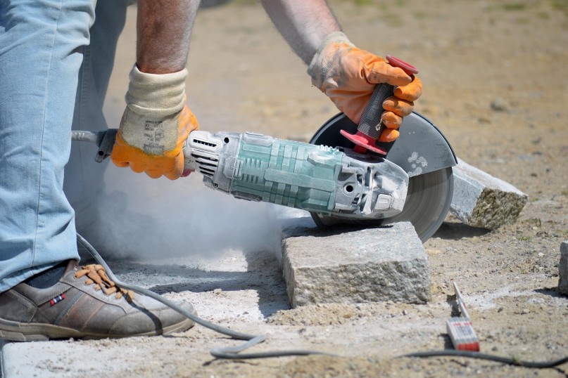 Während die kleinen Modelle durch ihre Handlichkeit glänzen, sind 230 mm-Winkelschleifer für ganz andere Einsatzbereiche konzipiert