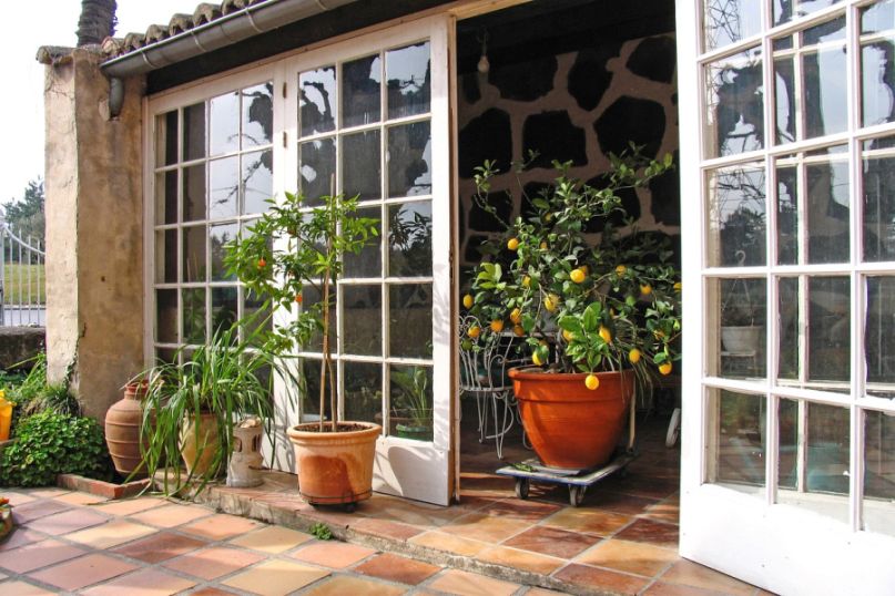 Ein Wintergarten-Rollladen ist ein speziell für die besonderen Anforderungen von Wintergärten und Glasdachkonstruktionen konzipiertes Beschattungssystem, das sowohl an vertikalen Glasflächen als auch an Dachschrägen montiert werden kann. Ein Wintergarten-Rollladen ist ein speziell für die besonderen Anforderungen von Wintergärten und Glasdachkonstruktionen konzipiertes Beschattungssystem, das sowohl an vertikalen Glasflächen als auch an Dachschrägen montiert werden kann.