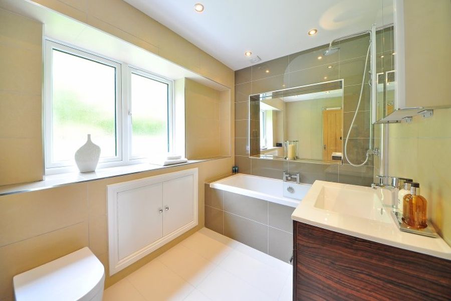 Ein Badezimmer ist ein speziell konzipierter Raum in einem Gebäude, der primär für die persönliche Hygiene und Körperpflege genutzt wird