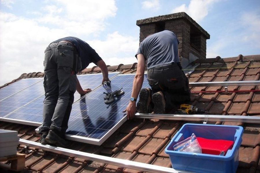 Ein Solarmodul ist eine zentrale Komponente in der Photovoltaiktechnologie, die Sonnenlicht direkt in elektrische Energie umwandelt