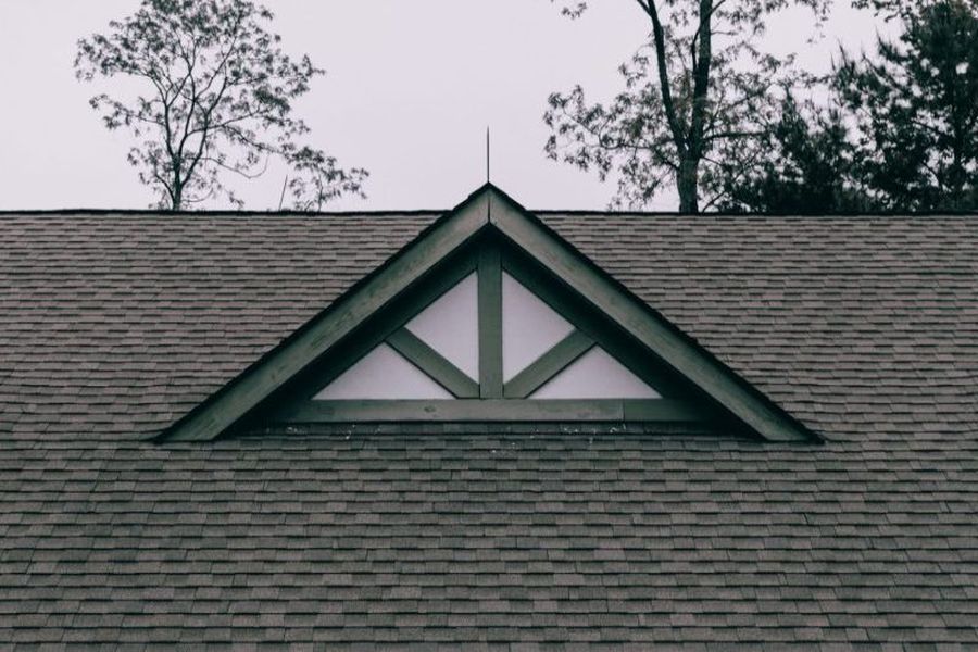 Dacheindeckung ist ein Begriff, der sich auf den Prozess oder die Technik des Anbringens der äußeren Schicht auf einem Dach bezieht