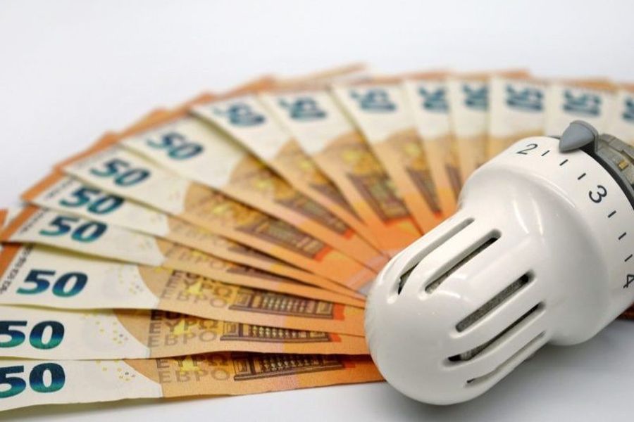Energiekosten sind die finanziellen Aufwendungen, die für den Verbrauch von Energie in verschiedenen Formen wie Strom, Gas, Heizöl oder anderen Energieträgern anfallen