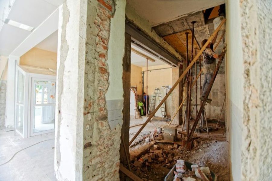 Renovierung ist der Prozess der Sanierung, Restaurierung, Modernisierung oder Reparatur eines Gebäudes, einer Wohnung oder eines Raums