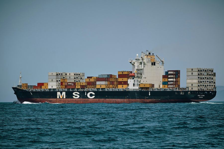 Ein Seecontainer ist ein genormter, robuster Behälter aus Stahl, der primär für den Transport von Gütern auf See konzipiert wurde