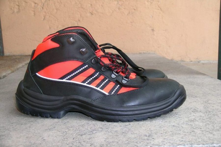 Sicherheitsschuhe sind spezielle Schuhe, die entwickelt wurden, um die Füße bei der Arbeit zu schützen