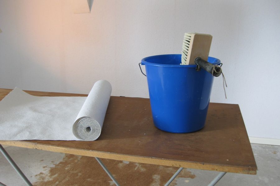 Tapetenkleister ist eine spezielle Klebemasse, die zum Anbringen von Tapeten auf Wänden verwendet wird