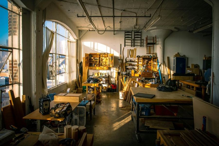 Eine Werkstatt ist ein spezieller Raum oder Ort, an dem handwerkliche Arbeiten, Reparaturen oder die Herstellung von Produkten stattfinden